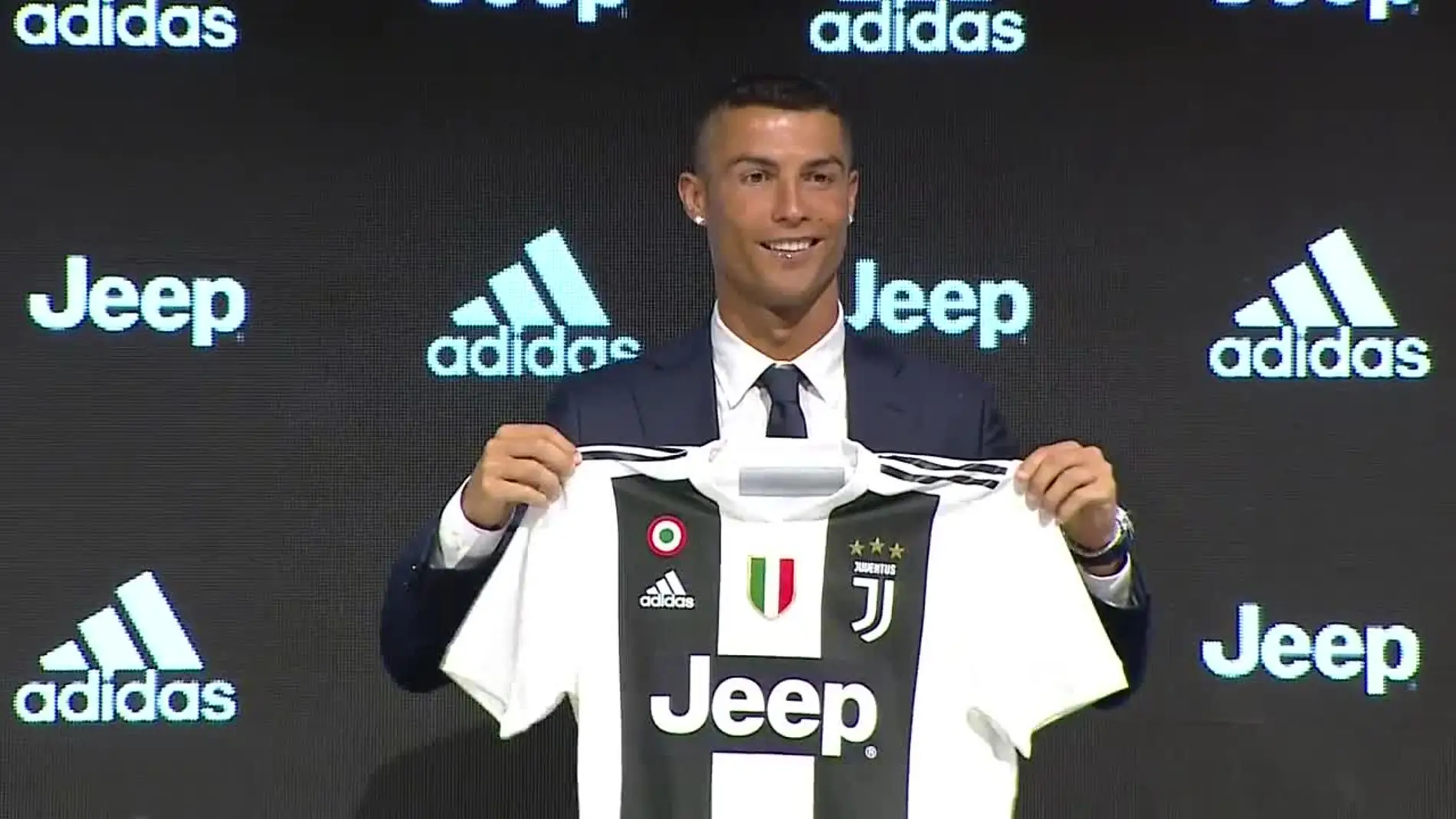 Cristiano Ronaldo posa con la camiseta de la Juventus en su presentación Cristiano Ronaldo posa con la camiseta de la Juventus en su presentación