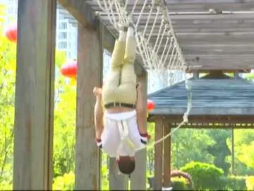 Un agricultor chino consigue andar por los techos sujeto a unas cuerdas Un agricultor chino consigue andar por los techos sujeto a unas cuerdas