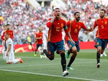 Sergio Ramos celebrando un gol con España