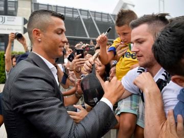 Cristiano Ronaldo firma autógrafos a los tifosi de la Juve