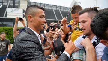 Cristiano Ronaldo firma autógrafos a los tifosi de la Juve