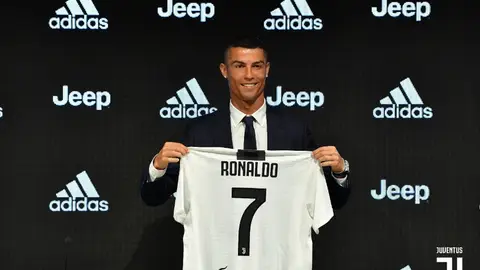 Cristiano Ronaldo, en su presentación con la Juventus Cristiano Ronaldo, en su presentación con la Juventus