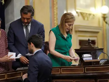 Ana Pastor durante el recuento de la votación Ana Pastor durante el recuento de la votación