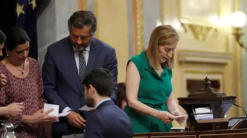Ana Pastor durante el recuento de la votación Ana Pastor durante el recuento de la votación