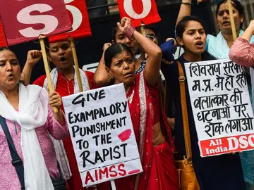 Un grupo de mujeres protesta en India contra las violaciones Un grupo de mujeres protesta en India contra las violaciones