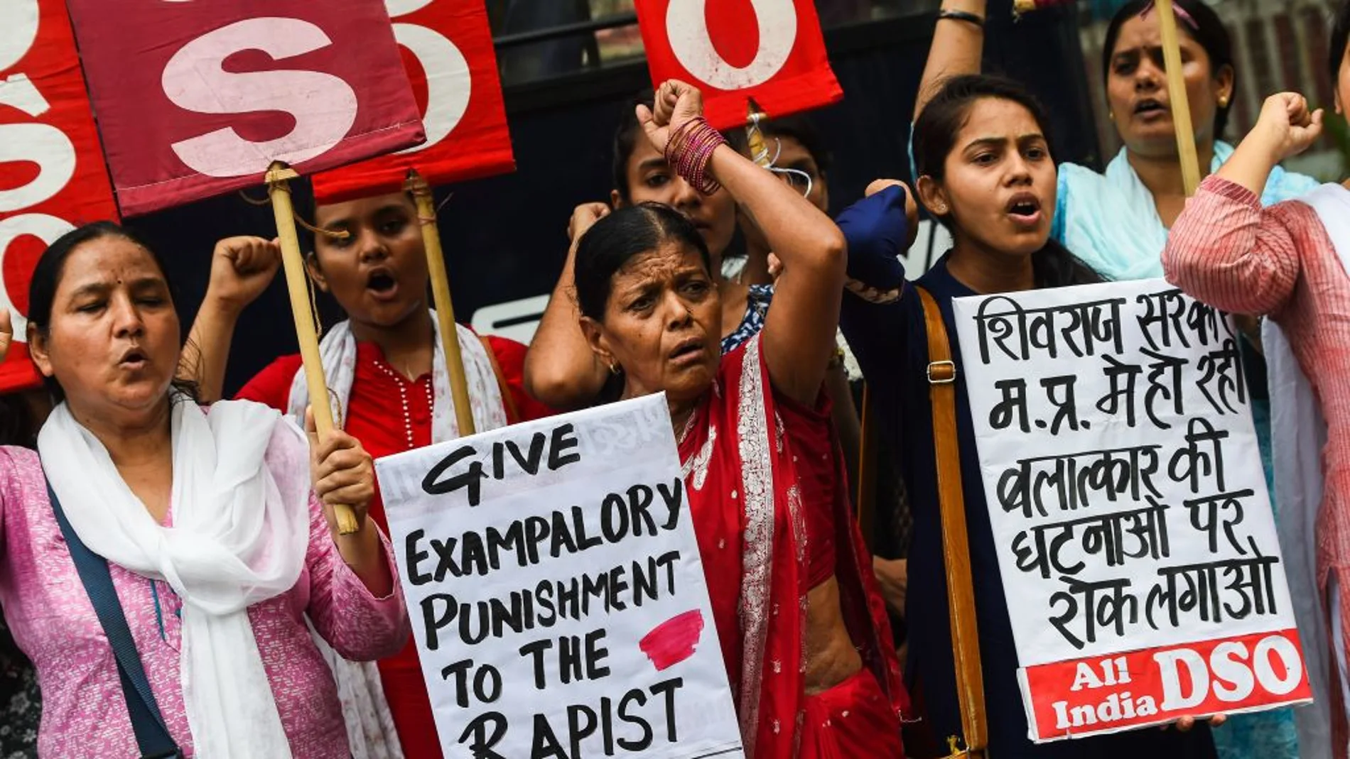 Un grupo de mujeres protesta en India contra las violaciones Un grupo de mujeres protesta en India contra las violaciones
