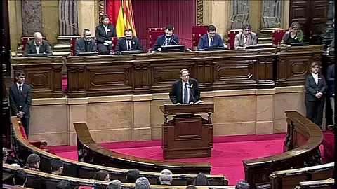 El Constitucional suspende la moción independentista aprobada por el Parlament El Constitucional suspende la moción independentista aprobada por el Parlament