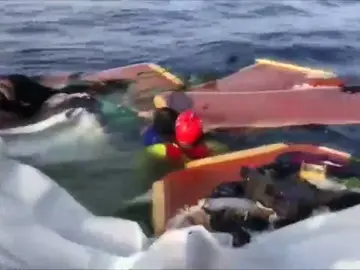 Open Arms encuentra a una mujer con vida y a otra mujer y un niño muertos, además acusa a Libia de hundir el barco en el que se encontraban Open Arms encuentra a una mujer con vida y a otra mujer y un niño muertos, además acusa a Libia de hundir el barco en el que se encontraban