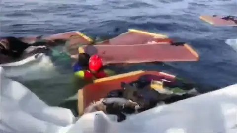 Open Arms encuentra a una mujer con vida y a otra mujer y un niño muertos, además acusa a Libia de hundir el barco en el que se encontraban Open Arms encuentra a una mujer con vida y a otra mujer y un niño muertos, además acusa a Libia de hundir el barco en el que se encontraban