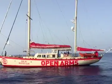 La ONG Open Arms encuentra un bote hundido con una mujer y un niño muertos y acusa a Libia de hundir el barco La ONG Open Arms encuentra un bote hundido con una mujer y un niño muertos y acusa a Libia de hundir el barco