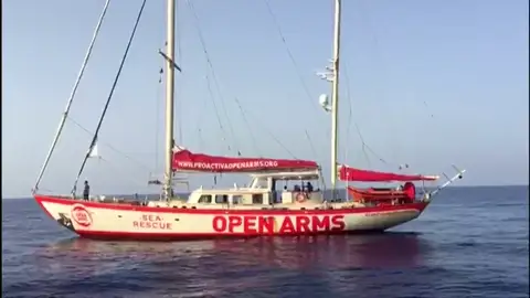 La ONG Open Arms encuentra un bote hundido con una mujer y un niño muertos y acusa a Libia de hundir el barco La ONG Open Arms encuentra un bote hundido con una mujer y un niño muertos y acusa a Libia de hundir el barco