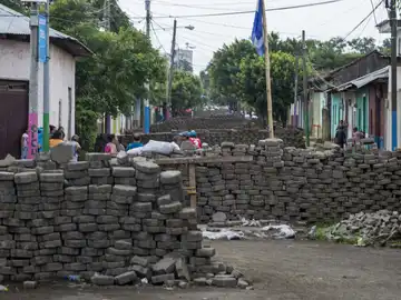 Vista de una calle de Nicaragua con barricadas Vista de una calle de Nicaragua con barricadas