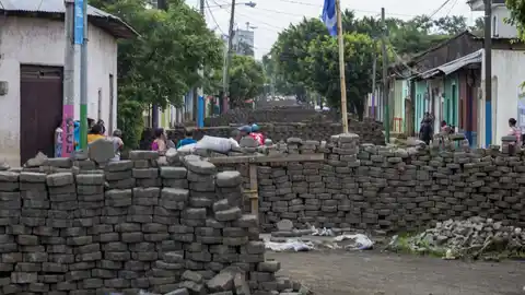 Vista de una calle de Nicaragua con barricadas Vista de una calle de Nicaragua con barricadas
