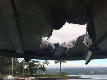 Agujero en el techo del barco turístico afectado por la lava del Kilauea