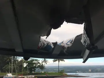 Agujero en el techo del barco turístico afectado por la lava del Kilauea Agujero en el techo del barco turístico afectado por la lava del Kilauea