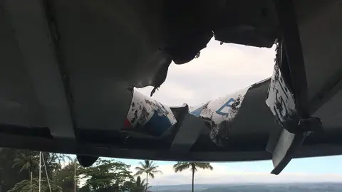 Agujero en el techo del barco turístico afectado por la lava del Kilauea Agujero en el techo del barco turístico afectado por la lava del Kilauea