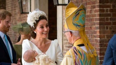 Las fotos hasta ahora no vistas del bautizo del tercer hijo de Kate Middleton y el príncipe Guillermo