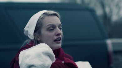 Defred se congela ante la terrible decisión de Janine