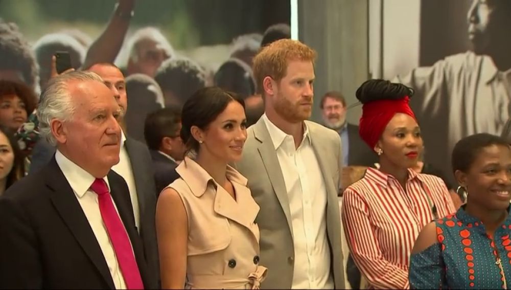 El príncipe Harry y Meghan Markle inauguran una exposición que celebra el centenario de Nelson Mandela