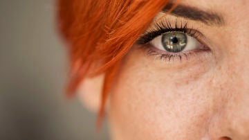 Mujer con pecas
