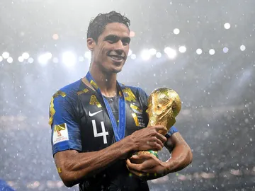 Varane posa sonriente con la Copa del Mundo Varane posa sonriente con la Copa del Mundo
