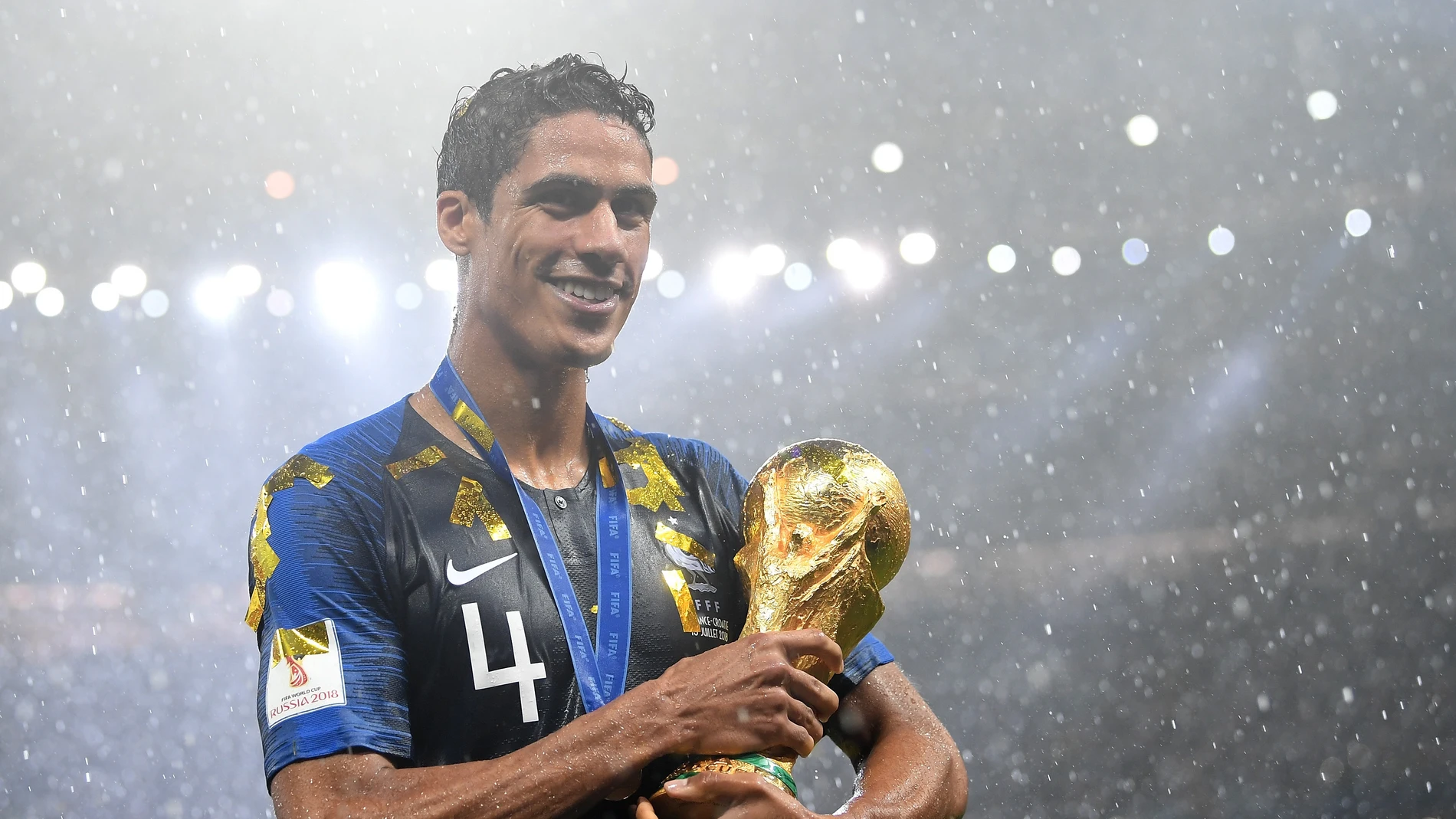 Varane posa sonriente con la Copa del Mundo Varane posa sonriente con la Copa del Mundo
