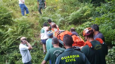 Arriesgado rescate de un menor al caer por un desnivel de unos 20 metros en Viana do Bolo (Ourense)