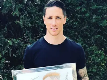 Torres posa con el dibujo de Yoichi Takahashi Torres posa con el dibujo de Yoichi Takahashi