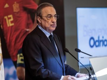 Florentino Pérez habla en el acto en el Bernabéu