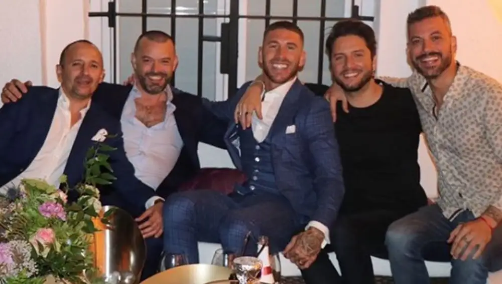 Sergio Ramos junto a Manuel Carrasco, su hermano René y unos amigos Sergio Ramos junto a Manuel Carrasco, su hermano René y unos amigos