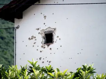 Fachada de la vivienda desde la que el hombre huido disparó Fachada de la vivienda desde la que el hombre huido disparó