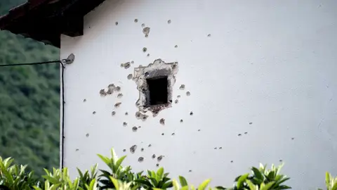 Fachada de la vivienda desde la que el hombre huido disparó Fachada de la vivienda desde la que el hombre huido disparó
