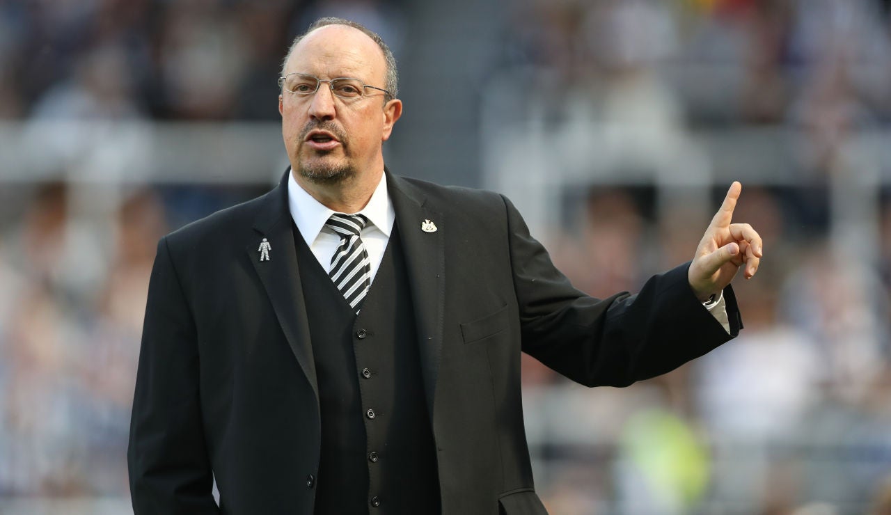 Rafa Benítez da instrucciones a sus jugadores desde la banda Rafa Benítez da instrucciones a sus jugadores desde la banda