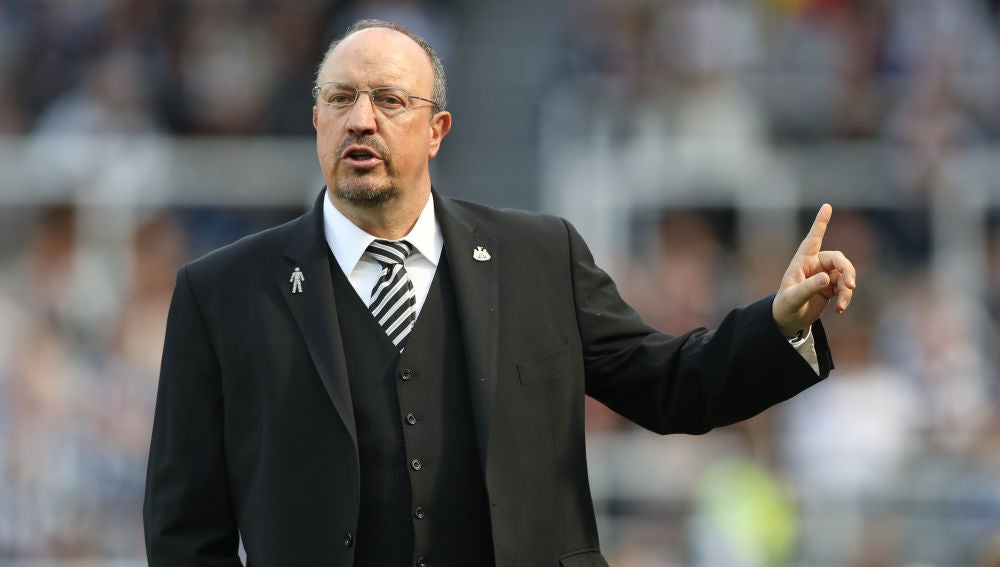 Rafa Benítez da instrucciones a sus jugadores desde la banda