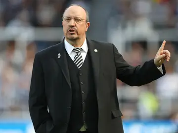 Rafa Benítez da instrucciones a sus jugadores desde la banda Rafa Benítez da instrucciones a sus jugadores desde la banda