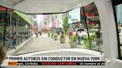 Un autobús sin conductor recorre Times Square en Nueva York