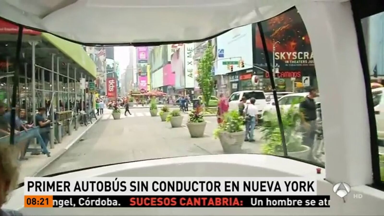 Un autobús sin conductor recorre Times Square en Nueva York