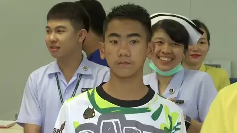 Los niños de la cueva de Tailandia hablan ante la prensa antes de ser dados de alta Los niños de la cueva de Tailandia hablan ante la prensa antes de ser dados de alta