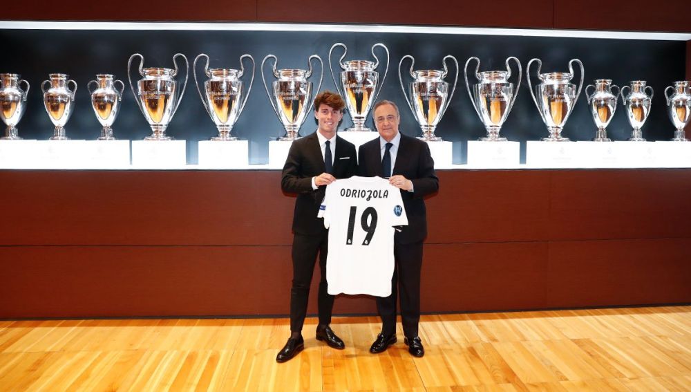 Álvaro Odriozola posa junto a Florentino Pérez con su nueva camiseta