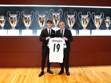 Álvaro Odriozola posa junto a Florentino Pérez con su nueva camiseta Álvaro Odriozola posa junto a Florentino Pérez con su nueva camiseta