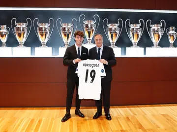 Álvaro Odriozola posa junto a Florentino Pérez con su nueva camiseta Álvaro Odriozola posa junto a Florentino Pérez con su nueva camiseta