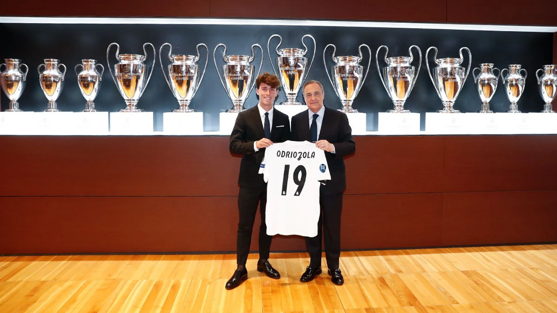 Álvaro Odriozola posa junto a Florentino Pérez con su nueva camiseta Álvaro Odriozola posa junto a Florentino Pérez con su nueva camiseta