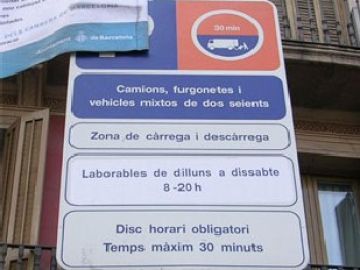 Señal de tráfico escrita sólo en catalán