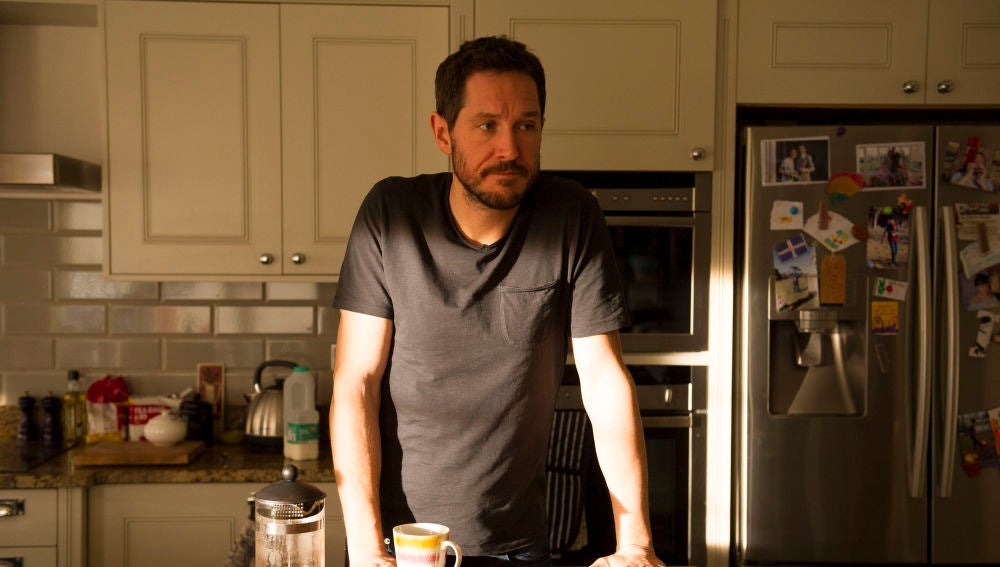 Bertie Carvel es Simon Foster