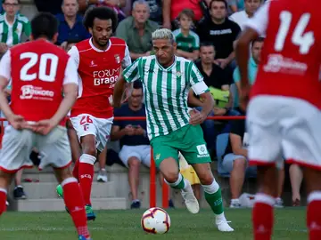 Joaquín conduce el balón ante el Sporting de Braga Joaquín conduce el balón ante el Sporting de Braga