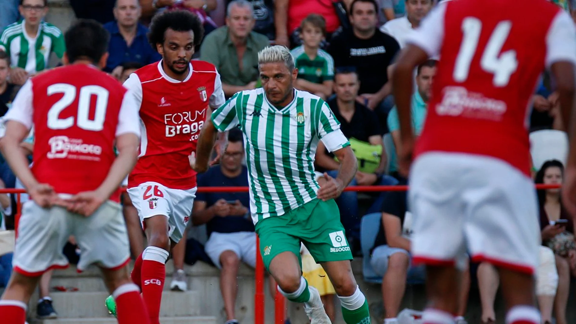 Joaquín conduce el balón ante el Sporting de Braga Joaquín conduce el balón ante el Sporting de Braga