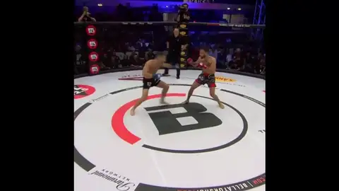 La brutal patada que acaba en un K.O. histórico: ¡tumba a su rival en seis segundos! La brutal patada que acaba en un K.O. histórico: ¡tumba a su rival en seis segundos!