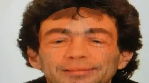 Antena 3 Noticias 1 (18-07-18) La Guardia Civil continúa buscando al hombre que se atrincheró durante doce horas en su casa de Turiano y disparó a un agente Antena 3 Noticias 1 (18-07-18) La Guardia Civil continúa buscando al hombre que se atrincheró durante doce horas en su casa de Turiano y disparó a un agente