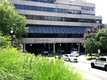 Cierran la American University tras la alerta de un hombre armado cerca del campus Cierran la American University tras la alerta de un hombre armado cerca del campus