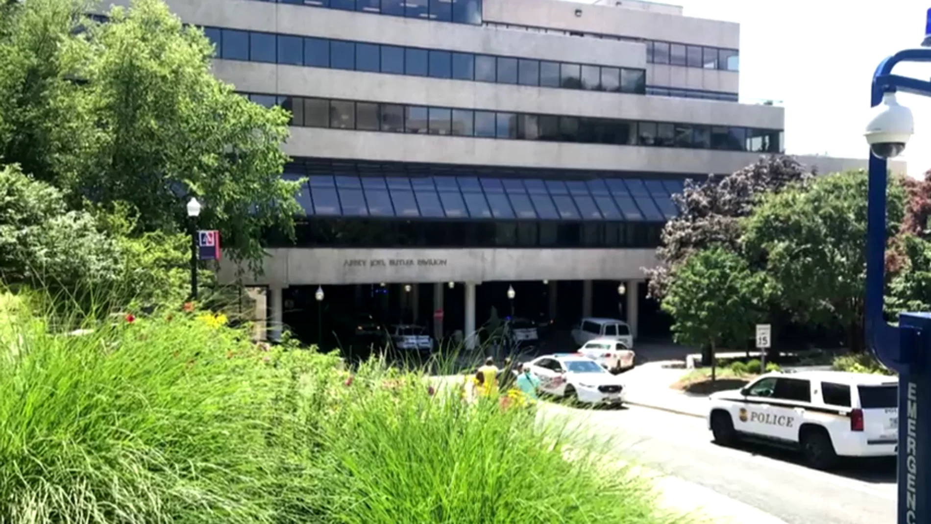 Cierran la American University tras la alerta de un hombre armado cerca del campus Cierran la American University tras la alerta de un hombre armado cerca del campus